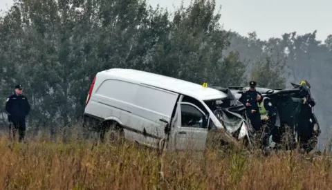 crna...vinkovci....11.11.2023.dc-55 na izlazu iz vinkovaca prema zupanji; sudjelovali kombi i osobno vozilo u kojoj je jedna osoba smrtno stradala, a jedna tesko ozlijedjena (ministar obrane mario banozic) te je po prijemu u ozb vinkovci prebacen u kbc osijek;foto Gordan Panić