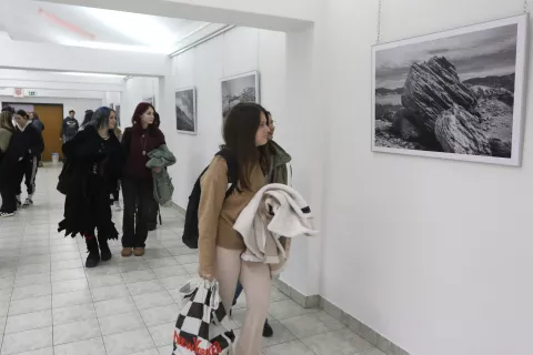 Osijek, 13. 11. 2024, Škola primjenjene umjetnosti i dizajna i dizajna Osijek. Izložba fotografija Filipa Kosa, bivšeg učenika i Glasovog fotoreportera, završio kameru u Zagrebu na Akademiji, radio za Pixell, HTV...snimio GOJKO MITIĆ