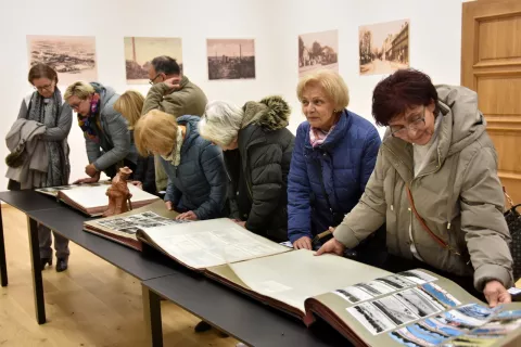 BELIŠĆEU predvorju palače Gutmann otvorena je izložba najstarijih fotografija Belišća naslovljena "Pričaj mi kroz fotografiju"., studeni 2024.