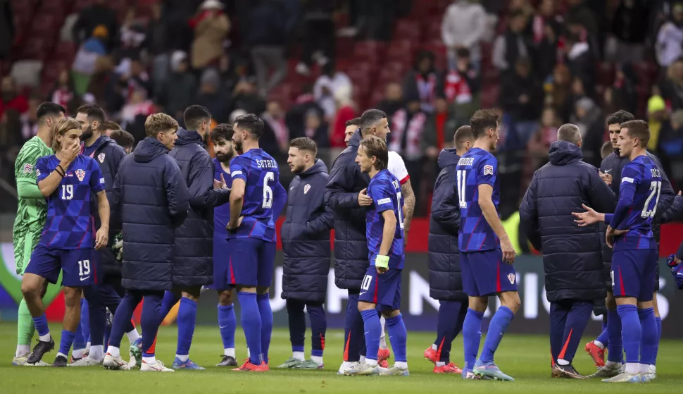 Varšava, 15.10.2024 - Utakmica 4. kola Lige nacija između reprezentacija Poljske i Hrvatske na stadionu Narodowy u Varšavi. Na slici hrvatski igrači Borna Sosa, Joško Gvardiol, Josip Šuštalo, Luka Modrić, Ante Budimir, Luka Sučić na kraju utakmice.foto HINA/ Danijel KASAP/ ds