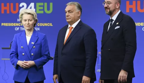 epa11710221 (L-R) European Commission President Ursula von der Leyen, Hungarian Prime Minister Viktor Orban and European Council President Charles Michel pose for photos at the end of a press conference following an informal summit of the European Council in Puskas Arena in Budapest, Hungary, 08 November 2024. EPA/ZOLTAN MATHE HUNGARY OUT