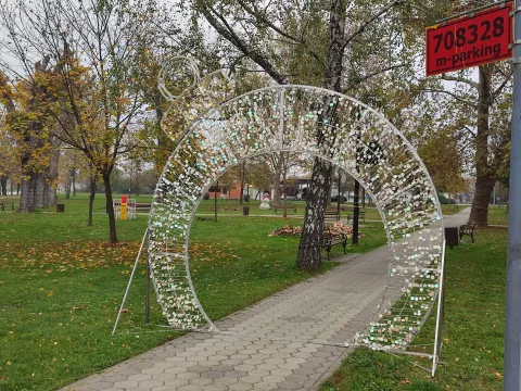 Postavljene svjetleće dekoracije u parku, studeni 2024.snimila Marija Lešić Omerović