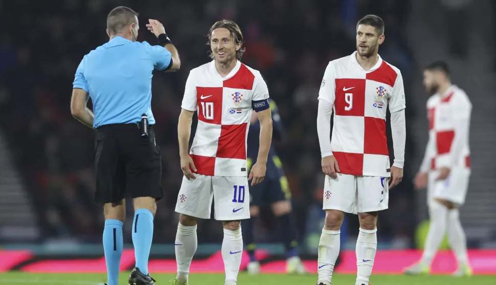 Glasgow, 15.11.2024 - Utakmica lige nacija između reprezentacija Škotske i Hrvatske na Hampden Parku u Glasgowu. Na slici glavni sudac Orel Grinfeeld iz Izraela, Luka Modrić, Andrej Kramarić.foto HINA/ Daniel KASAP/ ds