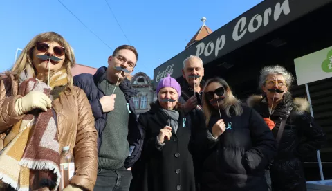 Osijek, 16. 16. 2024, Movember, brkovi kod kestenjara Selmanija. Brkati studenti - Liga protiv raka.snimio GOJKO MITIĆ