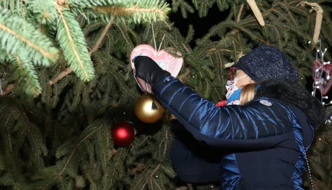 Osijek, 06. 12. 2020, Drava, Davidova vodenica. Vodenica, kicenje bozicnog drvca na vodi - sudjelovale su clanice LC Gea. Ove godine drvce je bilo malo vece pa je kicenje obavljeno na kopnu...snimio GOJKO MITIĆ