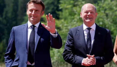 26 June 2022, Bavaria, Elmau: Emmanuel Macron (l), President of France, is welcomed by German Chancellor Olaf Scholz (SPD) to the G7 Summit at Schloss Elmau. Germany is hosting the G7 summit of economically strong democracies from June 26 to 28, 2022. On the first day of the summit, the global economic situation, climate protection and foreign and security policy with sanctions against Russia will be discussed. Photo: Philipp von Ditfurth/dpa Photo: Philipp von Ditfurth/DPA