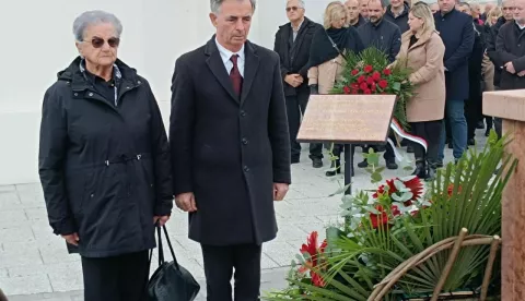 Milorad Pupovac položio je vijenac kod križa u dvorištu pravoslavne crkve sv. Nikole u Vukovaru