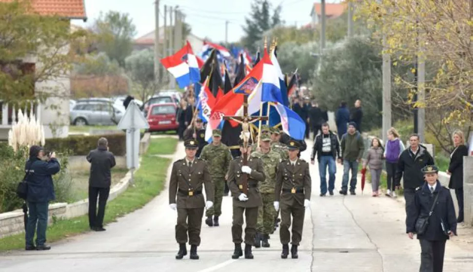 18.11.2016., Skabrnja -  Kolonom sjecanja a zatim polaganjem vijenaca i paljenjem svijeca obiljezena je 25. godisnjica stradavanja hrvatskih branitelja i civila. Photo: Dino Stanin/PIXSELL------1 stupac colornovosit