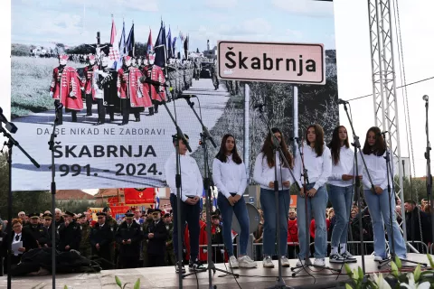 ?kabrnja, 18.11.2024 - Obilje?avanje 33. obljetnice zlo?ina koji su u ?kabrnji 18. studenoga 1991. po?inili pripadnici JNA i srpskih paravojnih postrojbi pod zapovjedni?tvom Ratka Mladi?a, po?elo je u ponedjeljak okupljanjem sudionika komemoracije na zapadnom ulazu u mjesto u naselju Ambar. foto HINA/ Zvonko KUCELIN/ ik