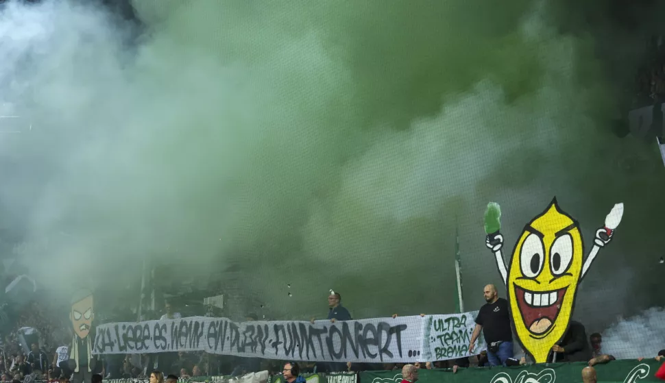 epa11685322 Bremen fans react with pyro during the German Bundesliga soccer match between SV Werder Bremen and Bayer Leverkusen in Bremen, Germany, 26 October 2024. EPA/CHRISTOPHER NEUNDORF CONDITIONS - ATTENTION: The DFL regulations prohibit any use of photographs as image sequences and/or quasi-video.