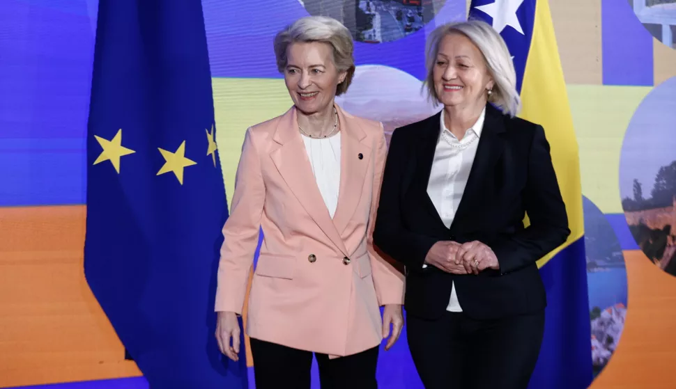 epa11682161 Chairwoman of the Council of Ministers of Bosnia and Herzegovina, Borjana Kristo (R) welcomes European Commission President Ursula von der Leyen (L) ahead of their meeting in Sarajevo, Bosnia and Herzegovina, 25 October 2024. Ursula von der Leyen is on an official visit to Bosnia and Herzegovina as part of her trip to Western Balkans to discuss Western Balkan countries' progress on the EU path. EPA/HAZIM ALJOVIC BOSNIA AND HERZEGOVINA OUT