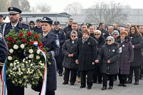 Vukovar/Borovo naselje, 19.11.2024 - Komemorativnim skupom "?rtva Borova naselja za Domovinu" ispred ostataka u Domovinskom ratu sru?ene zgrade Borovo commerca, u ?ijem se podrumu nalazila pri?uvna ratna bolnica, u utorak je po?elo obilje?avanje 33. godi?njice stradanja te vukovarske gradske ?etvrti. Nakon prigodnog komemorativnog programa, u koloni sje?anja sudionici obilje?avanja pro?li su gradskim ulicama do ?upne crkve Gospe Fatimske, gdje ?e biti slu?ena misa zadu?nica.foto HINA/ Gordan PANI?/ ik