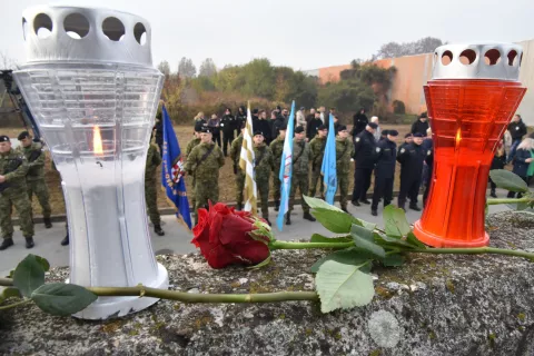 Vukovar/Borovo naselje, 19.11.2024 - Komemorativnim skupom "?rtva Borova naselja za Domovinu" ispred ostataka u Domovinskom ratu sru?ene zgrade Borovo commerca, u ?ijem se podrumu nalazila pri?uvna ratna bolnica, u utorak je po?elo obilje?avanje 33. godi?njice stradanja te vukovarske gradske ?etvrti. Nakon prigodnog komemorativnog programa, u koloni sje?anja sudionici obilje?avanja pro?li su gradskim ulicama do ?upne crkve Gospe Fatimske, gdje ?e biti slu?ena misa zadu?nica.foto HINA/ Gordan PANI?/ ik