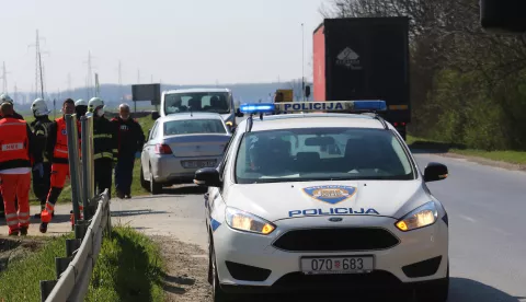 OSIJEK, 19. 03. 2020, PROMETNA NESREĆA NA T KRIŽANJU KRAJ DIVALTOVE ULICE, ISTOK. OSOBNI AUTOMOBIL ZAVRŠIO U KANALU. POLICIJA, VATROGASCI, HITNA. OČEVID.snimio GOJKO MITIĆ