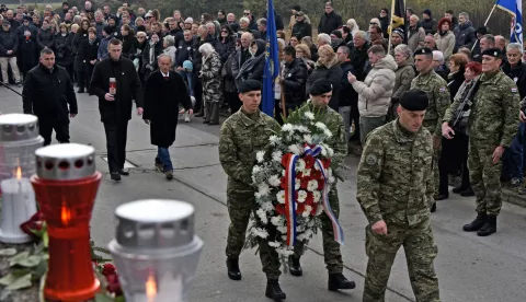 Vukovar/Borovo naselje, 19.11.2024 - Komemorativnim skupom "?rtva Borova naselja za Domovinu" ispred ostataka u Domovinskom ratu sru?ene zgrade Borovo commerca, u ?ijem se podrumu nalazila pri?uvna ratna bolnica, u utorak je po?elo obilje?avanje 33. godi?njice stradanja te vukovarske gradske ?etvrti. Nakon prigodnog komemorativnog programa, u koloni sje?anja sudionici obilje?avanja pro?li su gradskim ulicama do ?upne crkve Gospe Fatimske, gdje ?e biti slu?ena misa zadu?nica.foto HINA/ Gordan PANI?/ ik