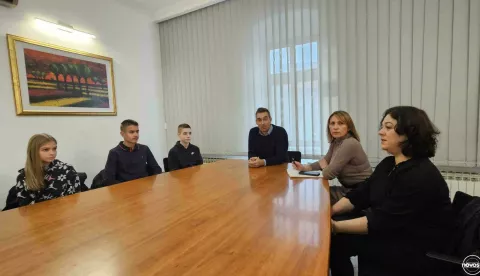 VINKOVCIVinkovačku gradsku upravu posjetili su predstavnici Dru&scaron;tva Na&scaron;a djeca Vinkovci i Dječjeg gradskog vijeća Vinkovaca, a primili su ih ih zamjenik gradonačelnika Josip Romić i pročelnica za dru&scaron;tvene djelatnosti Andrea Vinković.studeni 2024.