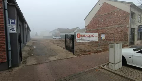 ĐAKOVOJo&scaron; jednoj nekada&scaron;njoj perjanici iz zlatnog vremena đakovačkog gospodarstva - Građevinskom poduzeću Rad - nema vi&scaron;e fizičkog traga. Njegovi nekada&scaron;nji objektI donedavno su bili u vlasni&scaron;tvu jedne đakovačke poduzetnice, a od koje ih je kupila đakovačka tvrtka Brive, vlasnika Branimira &Scaron;ebetića, poznatoga đakovačkog ugostitelja.Novi vlasnik te nekretnine već je sru&scaron;io objekte biv&scaron;eg, kako su ga Đakovčani kolokvijalno zvali, "Građevnog", a za potrebe nove izgradnje. &Scaron;ebetić kaže kako će na tom zemlji&scaron;tu graditi restoran i dva stana.studeni 2024.