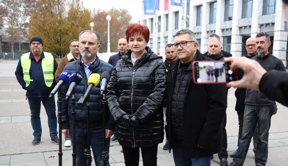 Zagreb, 19.11.2024. - Tri reprezentativna sindikata u INA-Grupi - Sindikat gospodarstva (SING), INAŠ-Sindikat naftne djelatnosti i Samostalni sindikat energetike, kemije i nemetala Hrvatske (EKN) prekinuli su kolektivno pregovaranje u INA-Grupi, koja ima 9500 zaposlenika, te pokrenuli proces mirenja, jer Uprava odbija povećati plaće i druga materijalna prava radnika, poboljšati uvjete rada te uskladiti plaće s porastom troškova života. Konferencija za medije na kojoj su najavljeni detalji daljnjih akcija održana je ispred Upravne zgrade INA-e. Govorili su Jasna Pipunić (S), Siniša Koritnik (L) i Zvonimir Mikloš (D). foto HINA /Zvonimir KUHTIĆ/ kuzo