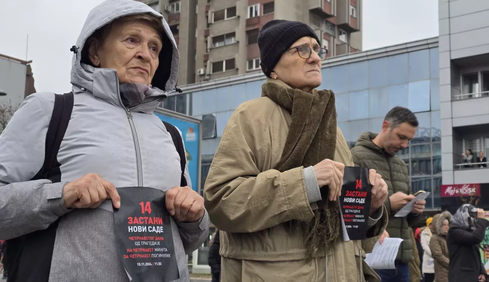  Novi Sad/ Beograd, 15.11.2024 - Gra?ani Novog Sada zastali su u petak na ulicama grada i stoje?i u ?etrnaestominutnoj ?utnji simboli?no odali po?ast ?rtvama nesre?e na ?eljezni?kom kolodvoru 1. studenog kada je u ru?enju nadstre?nice poginulo 14 uglavnom mladih ljudi. Novosa?anima su se pridru?ili i zastupnici srbijanske parlamentarne oporbe koji su ispred zgrade parlamenta u Beogradu razvili crni flor i 14 minuta u ti?ini stajali na ulici. Na akciju odavanja po?asti nastradalima od 11:52 do 12:06 sati pozvala je novosadska oporba. foto HINA/ FoNet/ Marko DRAGOSLAVI?/ ik