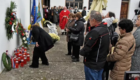 Vukovar, 20.11.2024.- Povodom obilje?avanja Dana sje?anja na ?rtvu Vukovara 1991. i 33. godi?njice stradanja toga grada u Domovinskom ratu, polaganjem vijenca i paljenjem svije?a te misom kod Spomen plo?e u dvori?tu vukovarskog Veleprometa odana je po?asi ?rtvama ubijenim u zarobljeni?kom logoru Velepromet. foto HINA/ Gordan Pani?/ ua