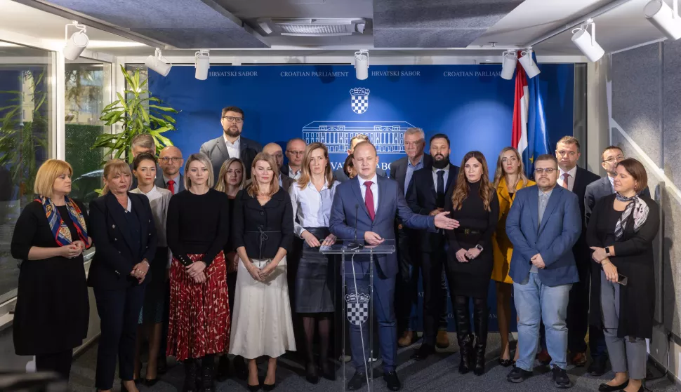 Zagreb, 20.11.2024. - Svi zastupnici Kluba SDP-a su na konferenciji za novinare najavili kako su se povukli iz svih današnjih rasprava u Saboru.foto HINA/ Edvard ŠUŠAK/ es