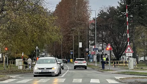 Osijek, 20. 11. 2024., Ulica K. P. Svačića, željeznička rampa ne radi, oprez, djelatnici CESTING-a ili HŽ-a propuštaju automobileSNIMIO BRUNO JOBST