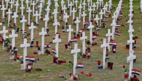 Vukovar, 20.11.2024.- Povodom obilje?avanja Dana sje?anja na ?rtvu Vukovara 1991. i 33. godi?njice stradanja toga grada u Domovinskom ratu, odr?an je 17. mimohod "Vi ste na? ponos - mi smo va?a snaga" od spomen-obilje?ja na Memorijalnom groblju ?rtava iz domovinskog rata grada Vukovara do masovne grobnice "Ov?ara" u organizaciji Udruge djece poginulih i nestalih hrvatskih branitelja Domovinskog rata. foto HINA/ Gordan Pani?/ ua