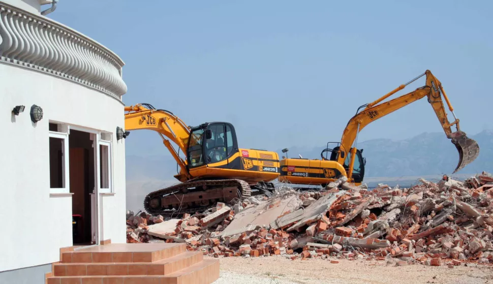 Vir, 17.05.2006 - Bageri Ministarstva zatite okolia, prostornog uređenja i graditeljstva uklonili su jutros prve bespravne objekte na Viru, a akcija je počela ruenjem kuća u vlasnitvu mađarskih investitora.foto FaH/ Ivica Marijačić