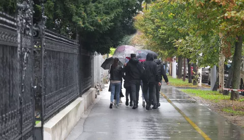 Osijek, 03. 10. 2024., Europska avenija, kiša, šetnja po kiši, kišobran, kabanica, učenici, put u školu, grupa učenika, slobodnjak, slobodnjaciSNIMIO BRUNO JOBST