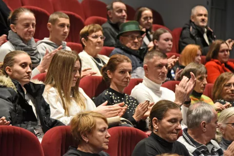 Vinkovci, 21.11.2024. - U Gradskom kazalištu "Joza Ivakić" Vinkovci otvoren je 8. Filmski festival glumca u organizaciji i produkciji Umjetničke udruge Asser Savus. Nakon protokolarnog dijela uslijedila je projekcija filma "Sveta obitelj" redateljice Vlatke Vorkapić, koja je scenarij napisala u suradnji s glumicom, kostimografkinjom i šminkericom Slavicom Šnur.foto HINA/ Gordan PANIĆ/ ml