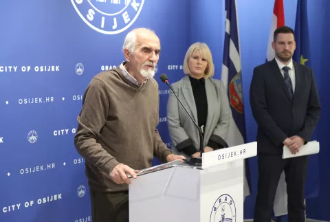 Osijek, 22. 11. 2024., Kuhačeva 9, božićnice, umirovljenici, socijalno ugrožene osobe, djeca - korisnici inkluzivni dodatak, press konferencija, Drago Šerić - prvi potpredsjednik GV Grada Osijeka SNIMIO BRUNO JOBST