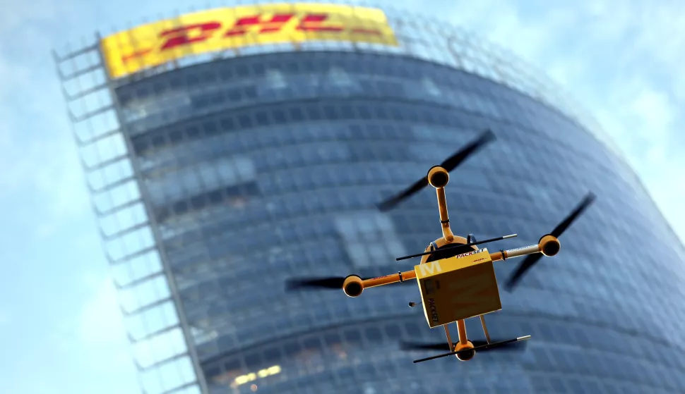 Ein Paketdrohne der Deutschen Post landet am 09.12.2013 in Bonn (Nordrhein-Westfalen). Die Deutsche Post DHL hat erstmals einen Drohnen-Einsatz für die Paketzustellung getestet. Bei dem Probelauf brachte ein «DHL-Paketkopter» am Montag ein Paket von einer Apotheke in Bonn zur Konzernzentrale auf der anderen Rheinseite.FotoOliver Berg/dpa