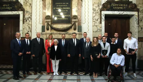 Zagreb, 25.11.2024 - Svečanost dodjele Državne nagrade za sport "Franjo Bučar". Nagradu za životno djelo dobili su - Zorislav Srebrić, Željko Pavličević i Morana Paliković Gruden, a godišnja nagrada pripala je Donni Vekić, Barbari Matić, Miranu Maričiću, Edisu Elkaseviću, Leni Stojković, Veljku Lauri, Lorenu Fatoviću, Vladimiru Preradoviću, Deniju Černiju, Ivanu Mikuliću, Luki Bukiću i Hrvatskom gimnastičkom savezu. Na fotografiji predjednik Vlade RH Andrej Plenković, ministar turizma i sporta Tonči Glavina i svi dobitnici nagrade.foto HINA/ Denis CERIĆ /dc