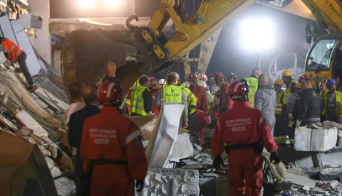 Novi Sad, 1.11.2024. - Jedanaest poginulih i troje teško ozlijeđenih koji su u kritičnom stanju nova je bilanca teške nesreće izazvane u petak oko podneva urušavanjem krova željezničkog kolodvora u Novom Sadu, potvrdio je srbijanski ministar unutarnjih poslova Ivica Dačić beogradskim medijima. Dačić je za TV Pink rekao da su ispod ruševina izvučene tri osobe, jedine za koje se zasad zna da su preživjele urušavanje nadstrešnice na kolodvoru. Na fotografiji spasilačke ekipe.foto HINA/ TANJUG/ NENAD MIHAJLOVIĆ/ nr/ ml