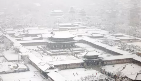 epa11742844 Gyeongbok Palace is blanketed with snow amid a heavy snow alert in downtown Seoul, South Korea, 27 November 2024. EPA/YONHAP SOUTH KOREA OUT