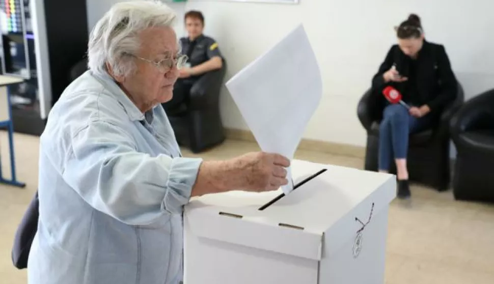 Zagreb, 26.5.2019.- Danas se održavaju izbori za Europski parlament u 21 državi Europske unije: Hrvatskoj, Njemačkoj, Francuskoj, Austriji, Poljskoj, Švedskoj, Finskoj, Danskoj, Bugarskoj, Rumunjskoj, Italiji, Sloveniji, Grčkoj, na Malti, u Belgiji, Luksemburgu, Španjolskoj, Portugalu, Estoniji, Litvi i u Mađarskoj, dok su ostale države-članice izbore održale par dana ranije. Hrvatska treći put bira zastupnike za Europski parlament te će hrvatski birači glasovati od 7 do 19 sati. Prve izborne rezultate objavit će Državno izborno povjerenstvo (DIP) nakon 23 sata, a o potpunim rezultatima izvijestit će u ponedjeljak poslijepodne.video HINA/ Admir BULJUBAŠIĆ/ abu