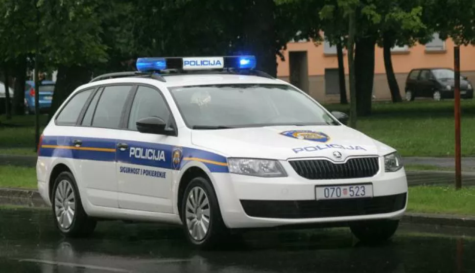 OSIJEK, 14. 05. 2014, GUNDULIĆEVA ULICA KOD TRGOVAČKE KOLE OKO 14 I 30. PROMETNA NESREĆA TRI OSOBNA VOZILA, LANČANI SUDAR. POLICIJA, HITNA, GUVA ...snimio GOJKO MITIĆ