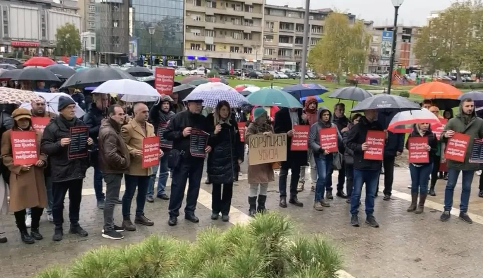 Beograd, 22.11.2024.- Tisu?e ljudi u gradovima diljem Srbije u petak je simboli?nom petnaestominutnom ?utnjom i privremenom blokadom prometa odalo po?ast poginulima u padu nadstre?nice na ?eljezni?kom kolodvoru u Novom Sadu, u gesti koju je predsjednica parlamenta nazvala "maltretiranjem gra?ana". Na slici komemorativna akcija "Srbijo, zastani" u Kragujevcu.foto HINA/ FoNet/ Branko Vu?kovi?/ ua