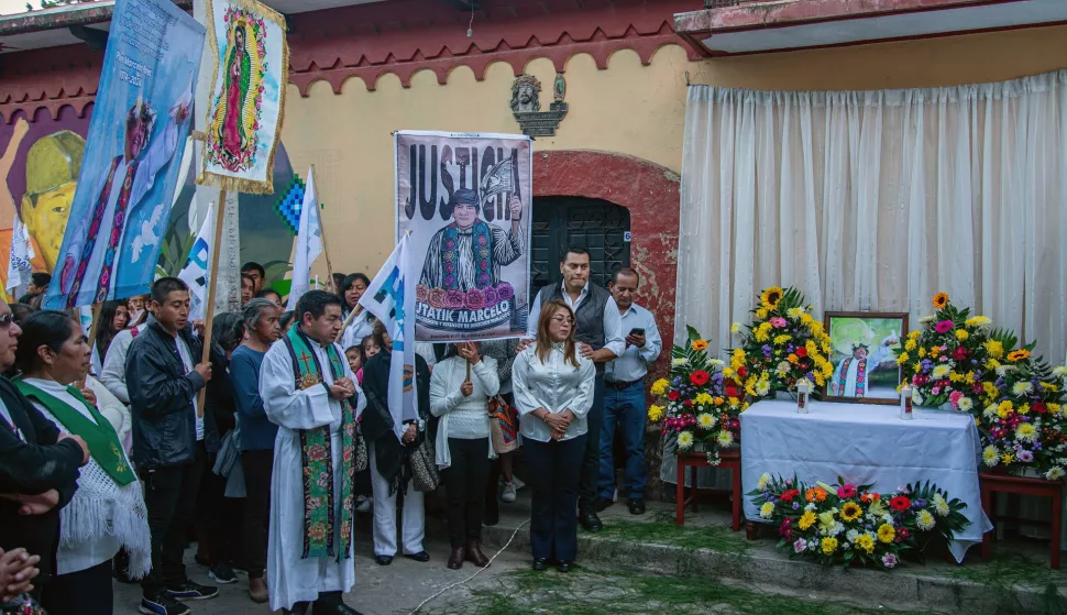 epa11747005 Protesters take part in a march against violence in San Cristobal de las Casas, Mexico, 28 November 2024. Forty days after the murder of Father Marcelo Perez Perez, some 200 people, accompanied by civil organizations, marched through the streets demanding an end to violence and impunity. EPA/CARLOS LOPEZ