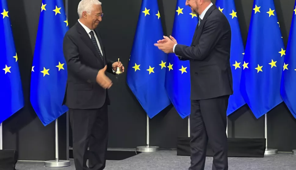 Bruxelles, 29.11.2024. - Dosadašnji predsjednik Europskog vijeća Charles Michel simbolično je u petak predao dužnost svom nasljedniku Antoniu Costi. Michel je predao Costi zvonce kojim predsjednik Europskog otvara sastanke sastanaa na vrhu čelnika država članica. Costa, bivše portugalski premijer, službeno će preuzeti dužnost u nedjelju 1. prosinca. Na fotografiji Antonio Costa, Charles Michel. foto HINA/ Slavko VUKADIN/ sv