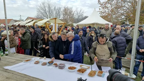 Nekoliko tisuća ljudi iz raznih dijelova Hrvatske i inozemstva posjetilo je Zimski vašar u Karanacu, odnosno tamošnju poljanu kod župne katoličke crkve svetog Donata.