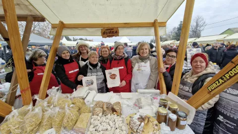 Nekoliko tisuća ljudi iz raznih dijelova Hrvatske i inozemstva posjetilo je Zimski vašar u Karanacu, odnosno tamošnju poljanu kod župne katoličke crkve svetog Donata.