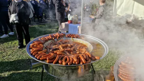 Nekoliko tisuća ljudi iz raznih dijelova Hrvatske i inozemstva posjetilo je Zimski vašar u Karanacu, odnosno tamošnju poljanu kod župne katoličke crkve svetog Donata.