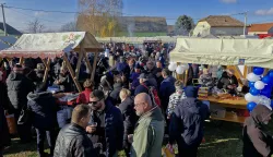 Nekoliko tisuća ljudi iz raznih dijelova Hrvatske i inozemstva posjetilo je Zimski vašar u Karanacu, odnosno tamošnju poljanu kod župne katoličke crkve svetog Donata.