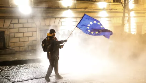 GRUZIJA epaselect epa11748509 A Georgian opposition supporter waves an European flag during a protest in front of the Parliament building in Tbilisi, Georgia, 29 November 2024. Georgian Prime Minister Kobakhidze said on 28 November that Tbilisi will refuse EU accession talks until 2028. The ruling Georgian Dream Party was announced as the winner of the parliamentary elections held on 26 October 2024. EPA/DAVID MDZINARISHVILI