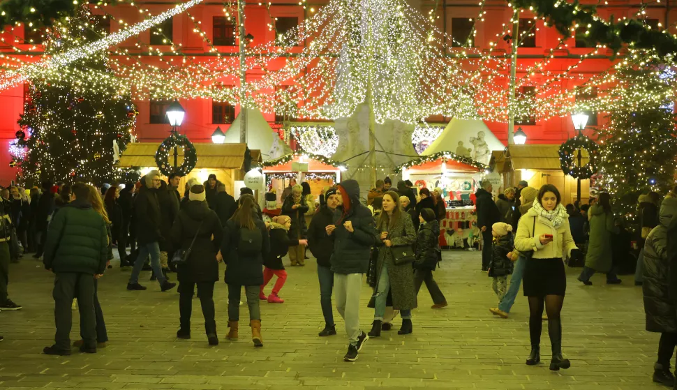 Osijek, 30. 11. 2024., Tvrđa, Trg Sv. Trojstva, Advent u Osijeku, Advent 2024, otvaranje, paljenje lampica SNIMIO BRUNO JOBST