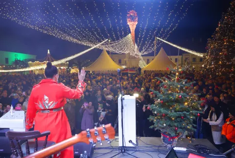 Osijek, 30. 11. 2024., Tvrđa, Trg Sv. Trojstva, Advent u Osijeku, Advent 2024, otvaranje, paljenje lampica SNIMIO BRUNO JOBST