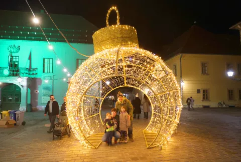 Osijek, 30. 11. 2024., Tvrđa, Trg Sv. Trojstva, Advent u Osijeku, Advent 2024, otvaranje, paljenje lampica SNIMIO BRUNO JOBST