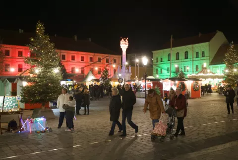 Osijek, 30. 11. 2024., Tvrđa, Trg Sv. Trojstva, Advent u Osijeku, Advent 2024, otvaranje, paljenje lampica SNIMIO BRUNO JOBST