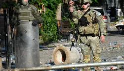 epa10662700 Soldiers of NATO-led international peacekeeping Kosovo Force (KFOR) set up positions in front of the building of the municipality in Zvecan, Kosovo, 30 May 2023. At least 25 KFOR peacekeepers and 53 civilians were injured after clashes between security forces and ethnic Serbs broke out in Zvecan on 30 May 2023. Tensions continue in northern Kosovo's region, with a majority of ethnic Serbian people, which arose after ethnic Albanians mayors took offices in four towns following elections boycotted by the Serbian community. EPA/GEORGI LICOVSKI